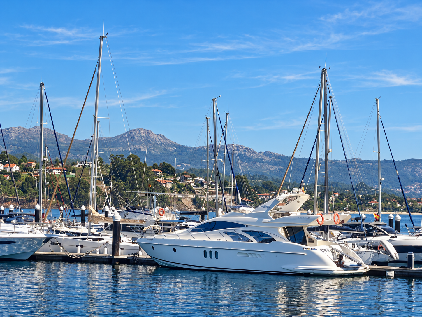 Embarcaciones en el puerto de Baiona