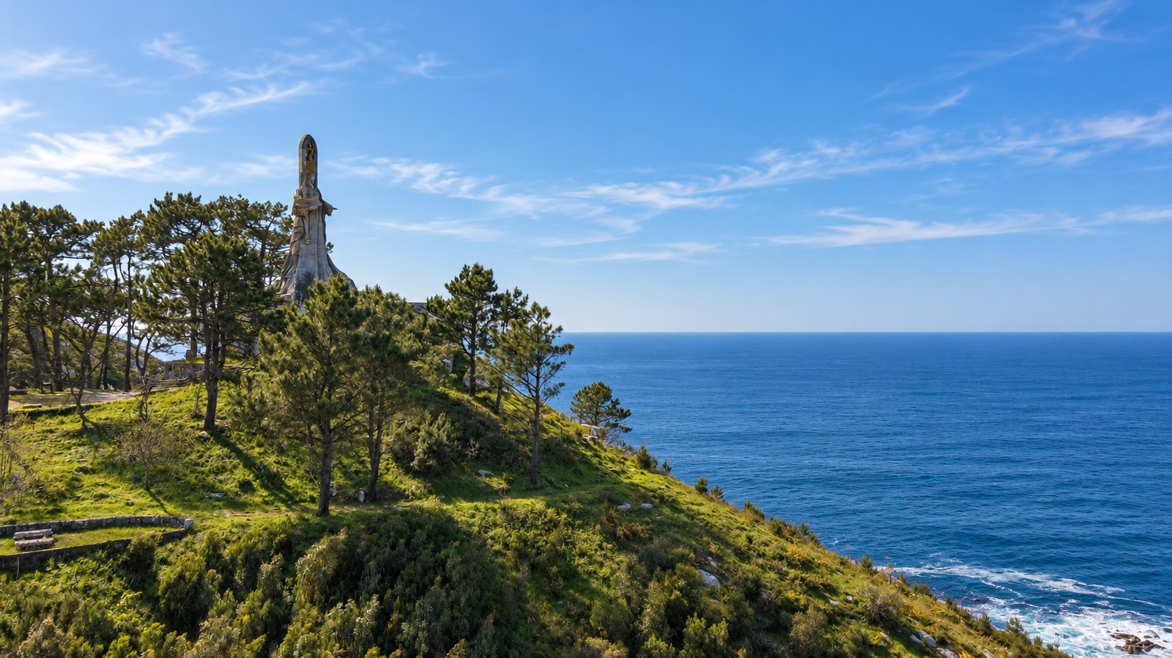 Vista aérea de la Virgen de la Roca y la costa de Baiona